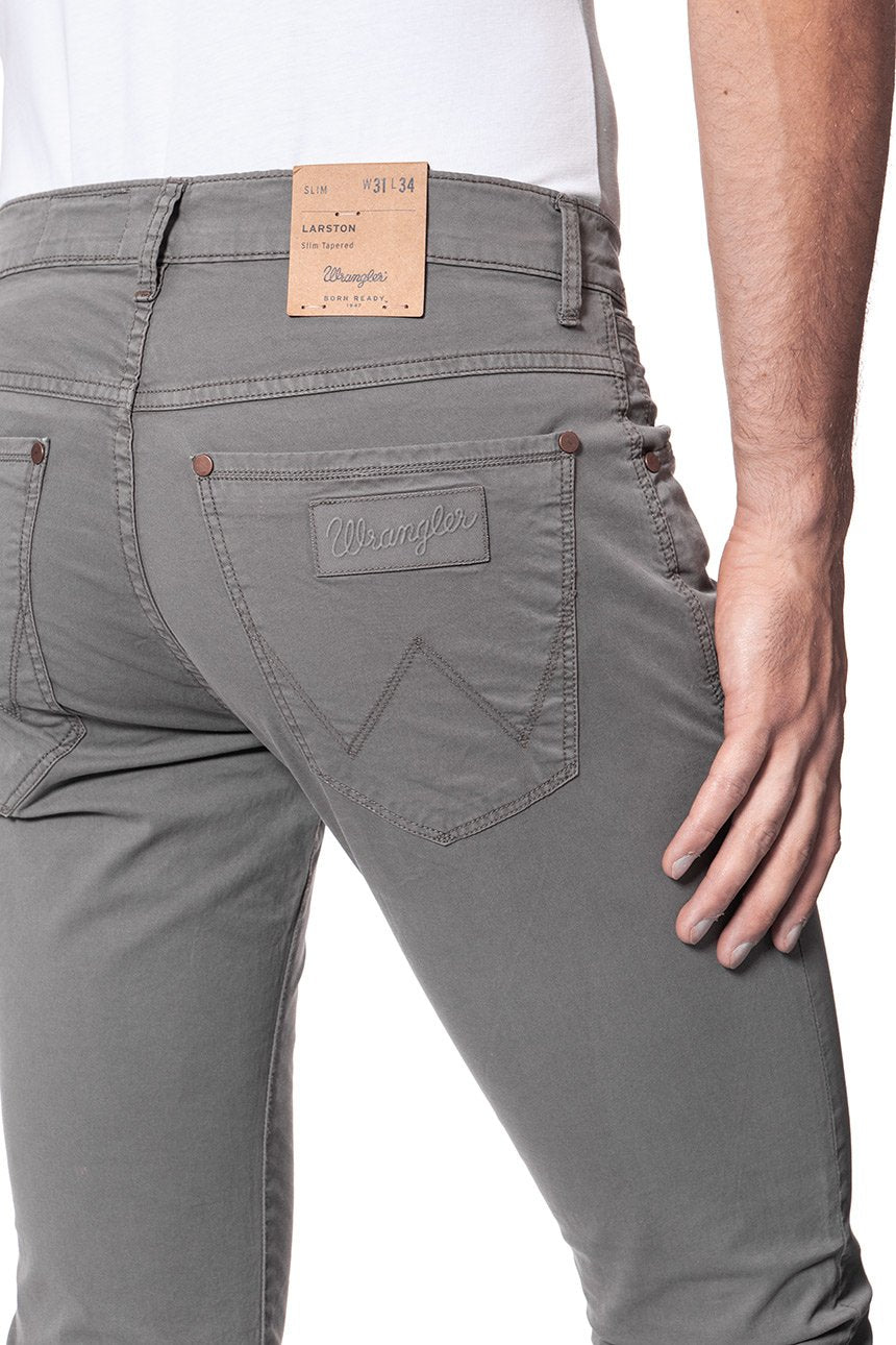 WRANGLER SPODNIE MĘSKIE LARSTON ARMY GREY W18SMM80L