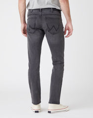 MĘSKIE SPODNIE JEANSOWE WRANGLER SLIM GREAT GREY W10LM781F