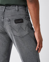 MĘSKIE SPODNIE JEANSOWE WRANGLER TEXAS TAPER GREY ACE W12T3051U