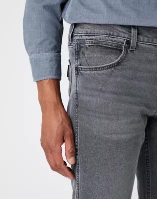 MĘSKIE SPODNIE JEANSOWE WRANGLER GREENSBORO GREY ACE W15Q3051U