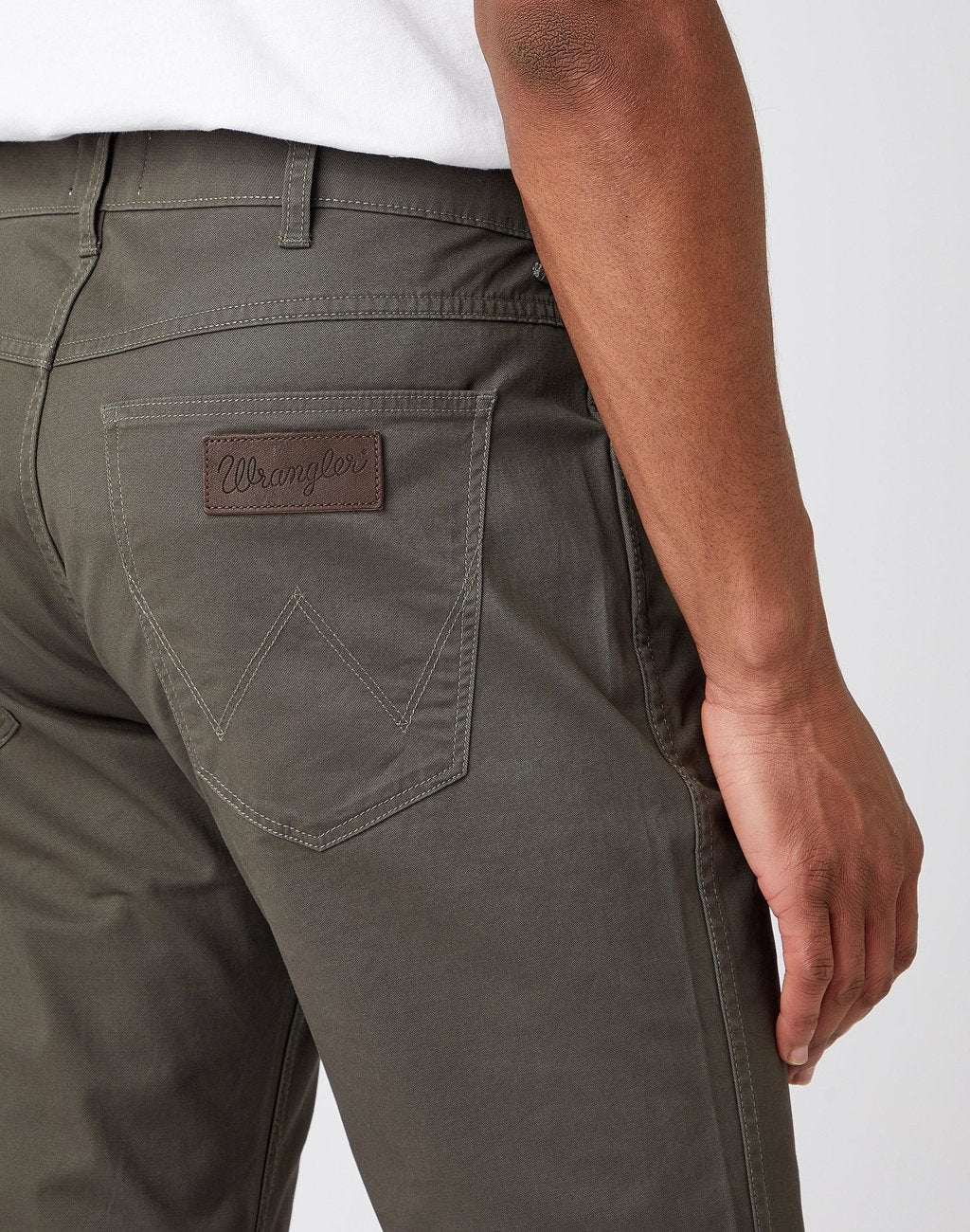 MĘSKIE SPODNIE JEANSOWE WRANGLER GREENSBORO MOSS GREEN W15QKA221