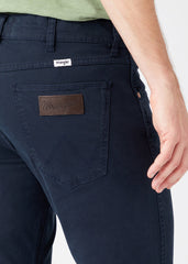 WRANGLER GREENSBORO MĘSKIE SPODNIE MATERIAŁOWE NAVY W15QY6114