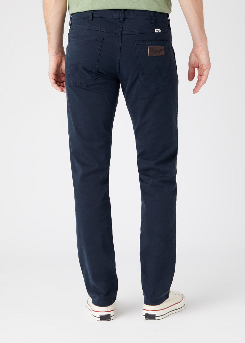 WRANGLER GREENSBORO MĘSKIE SPODNIE MATERIAŁOWE NAVY W15QY6114