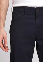 WRANGLER GREENSBORO MĘSKIE SPODNIE MATERIAŁOWE DARK NAVY W15QNDXAE