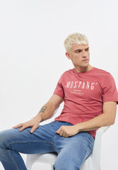 MUSTANG ALEX C PRINT MĘSKI T-SHIRT KOSZULKA LOGO NADRUK DUSTY CEDAR 1013802 8268