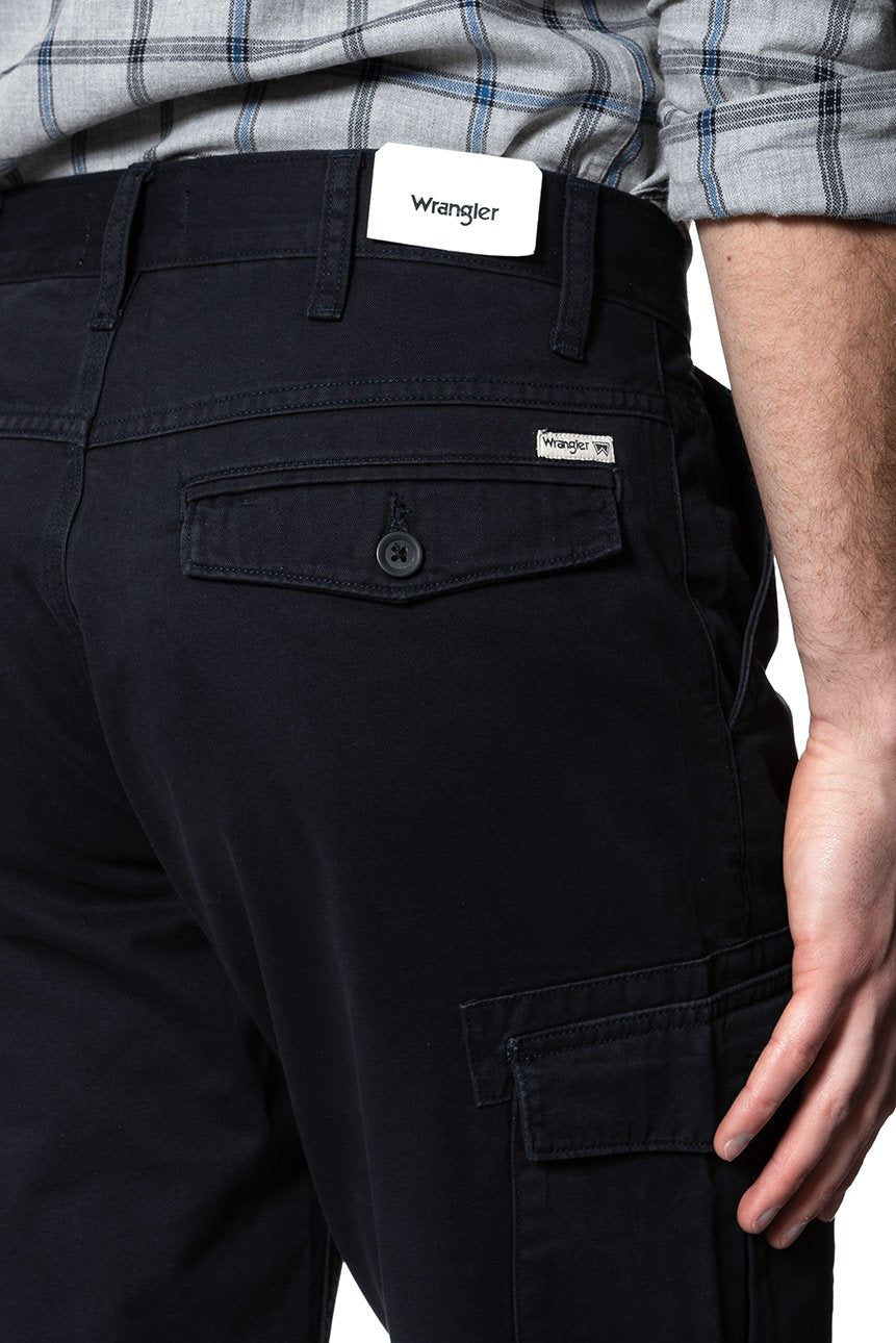 KRÓTKIE SPODENKI WRANGLER CARGO SHORT NAVY WASHED W15DHC49I