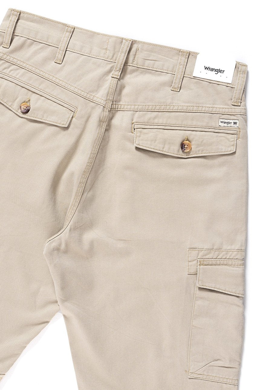 KRÓTKIE SPODENKI WRANGLER CARGO SHORT CAMEL WASHED W15DHC49J