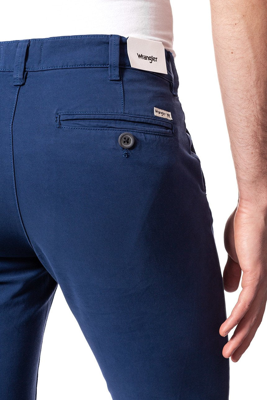 WRANGLER SPODNIE MĘSKIE CHINO BLUE DEPTHS W16LHB13Y