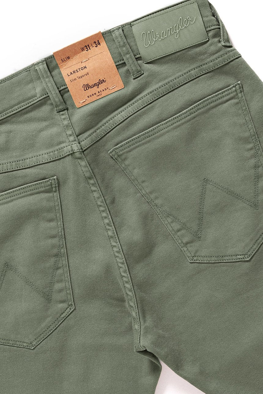 WRANGLER SPODNIE MĘSKIE LARSTON DUSTY OLIVE W18SDV65M