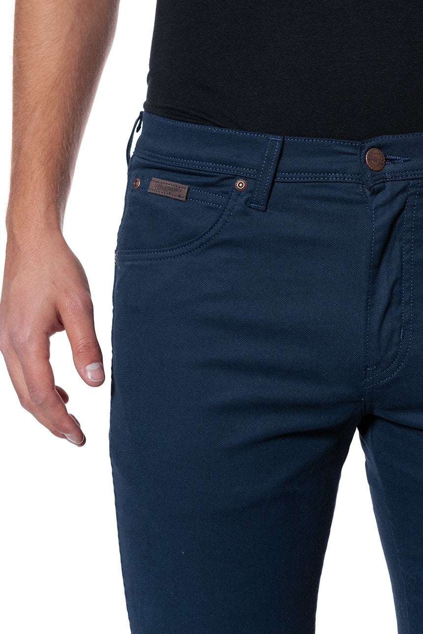 MĘSKIE SPODNIE MATERIAŁOWE WRANGLER ARIZONA STRETCH NAVY W12OGE114