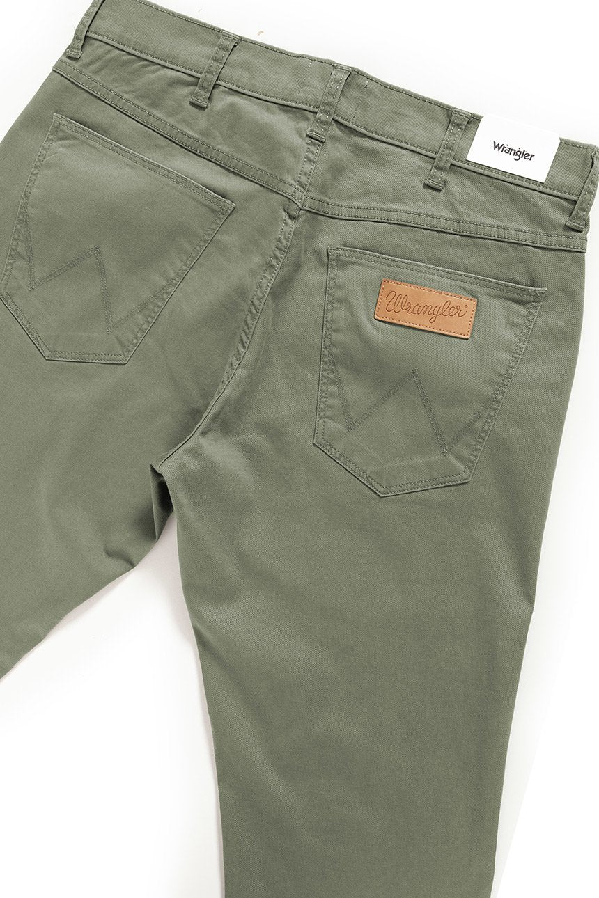 WRANGLER SPODNIE MĘSKIE GREENSBORO DUSTY GREEN W15QSM22A