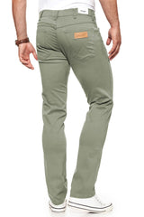 WRANGLER SPODNIE MĘSKIE GREENSBORO DUSTY GREEN W15QSM22A