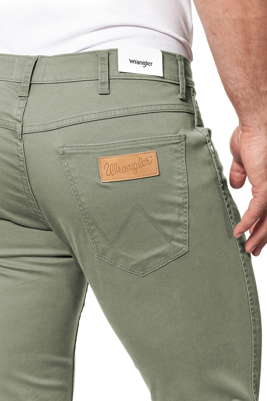 WRANGLER SPODNIE MĘSKIE GREENSBORO DUSTY GREEN W15QSM22A