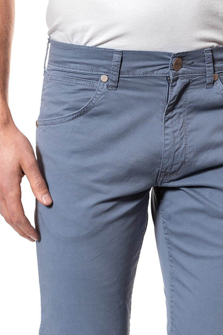 WRANGLER SPODNIE MĘSKIE GREENSBORO FLINSTONE BLUE W15QMM13F