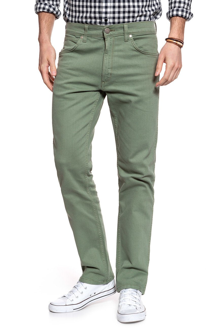 WRANGLER SPODNIE MĘSKIE GREENSBORO GREEN SAGE W15QSB22J