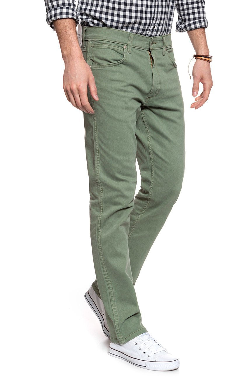 WRANGLER SPODNIE MĘSKIE GREENSBORO GREEN SAGE W15QSB22J