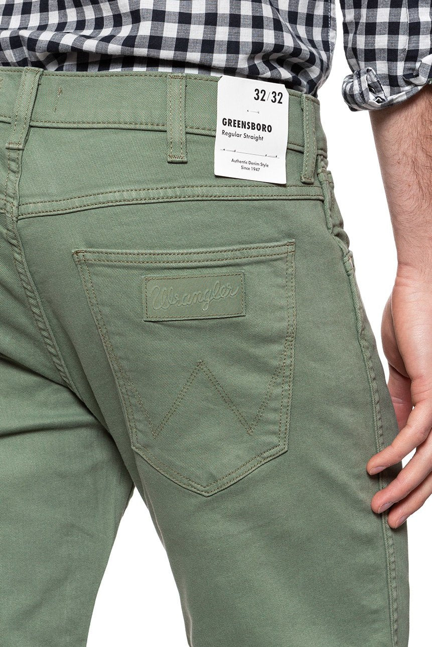 WRANGLER SPODNIE MĘSKIE GREENSBORO GREEN SAGE W15QSB22J