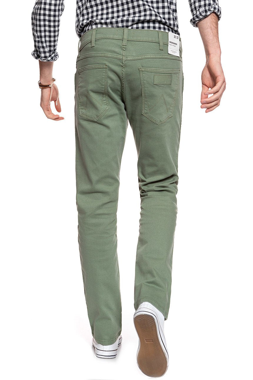 WRANGLER SPODNIE MĘSKIE GREENSBORO GREEN SAGE W15QSB22J