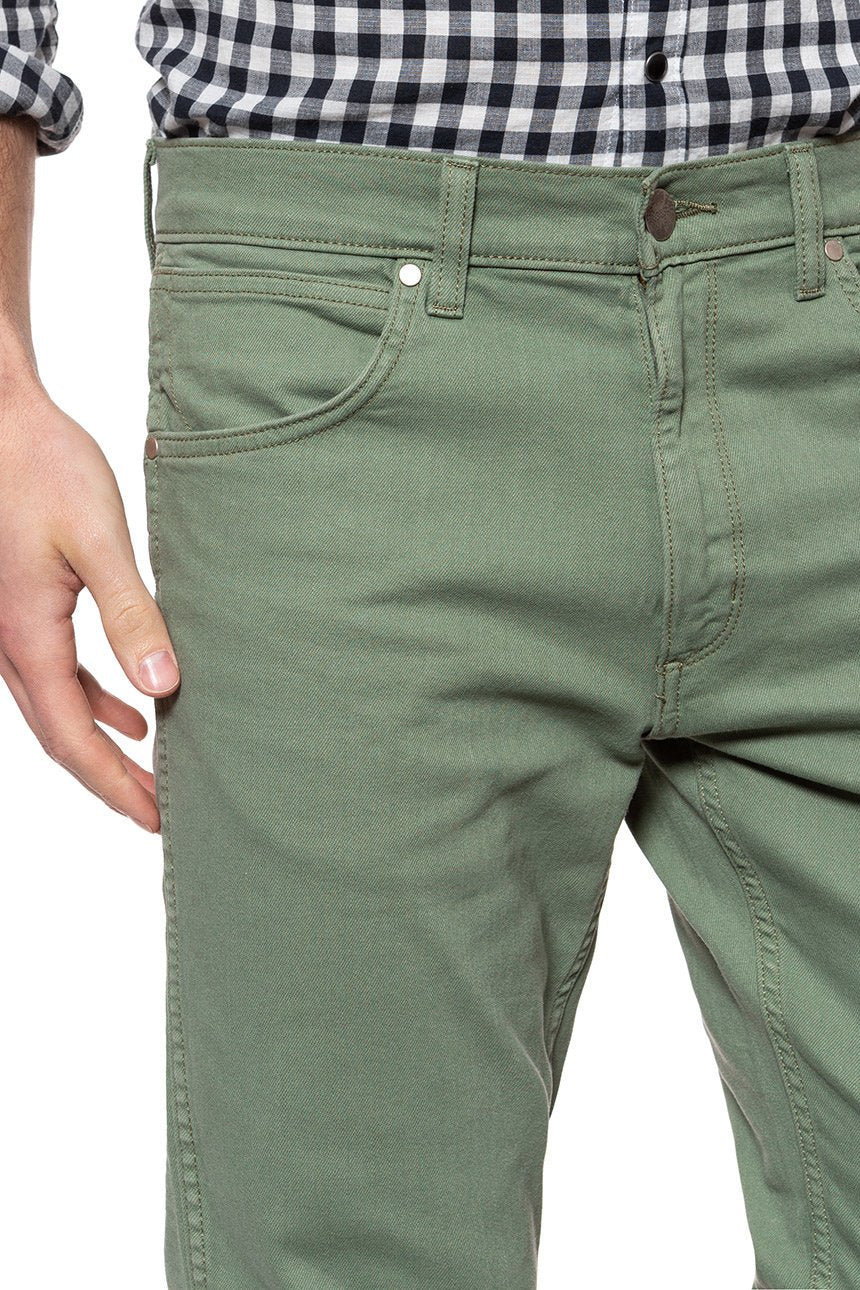 WRANGLER SPODNIE MĘSKIE GREENSBORO GREEN SAGE W15QSB22J