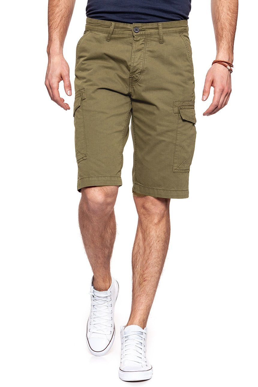 KRÓTKIE SPODENKI WRANGLER CARGO SHORT DUFFLEBAG GREEN W15DVD15U