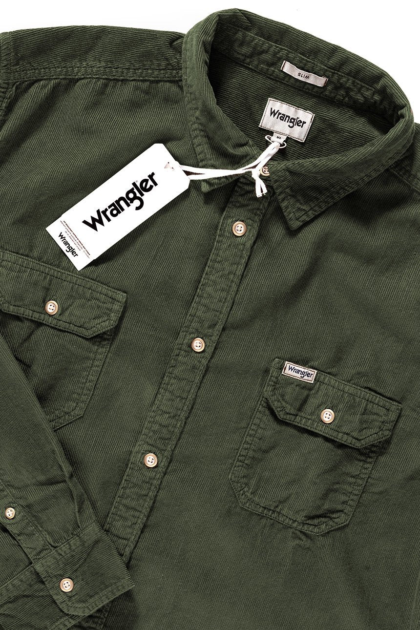 KOSZULA WRANGLER LS 2PKT FLAP SHIRT ARMY GREEN W5996TCSZ