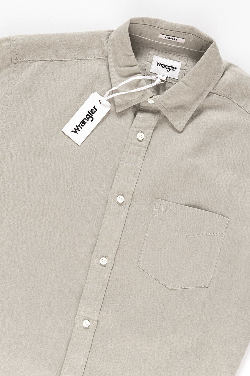 KOSZULA MĘSKA KRÓTKI RĘKAW WRANGLER SS 1PKT SHIRT PLAZA TAUPE W5860LOU5